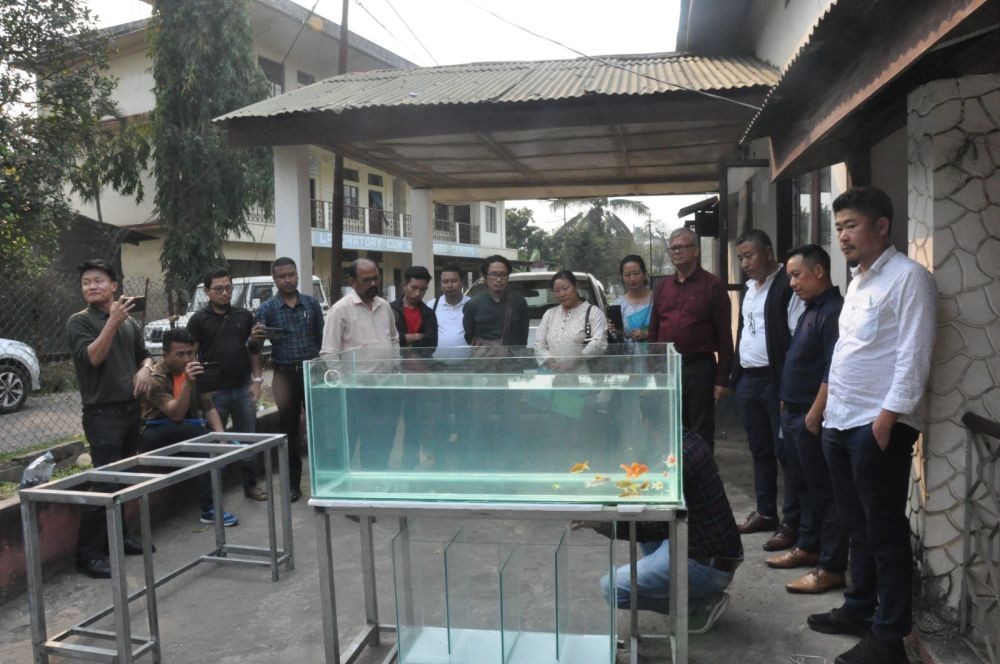 Demonstration on aquarium setting in progress. (DIPR Photo)